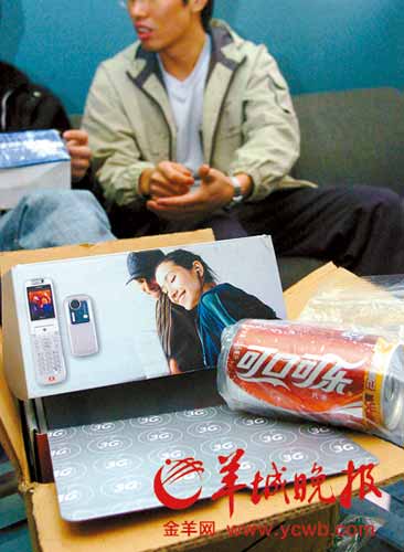 市民选择快递公司要“打醒精神”，一不小心“快递手机变可乐”。 羊城晚报记者 何奔 摄
