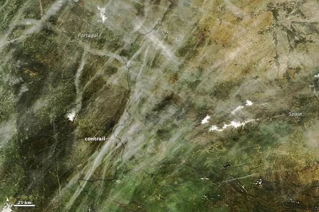 2013年NASA-Terra卫星拍摄了葡萄牙和西班牙纵横交错的航迹云