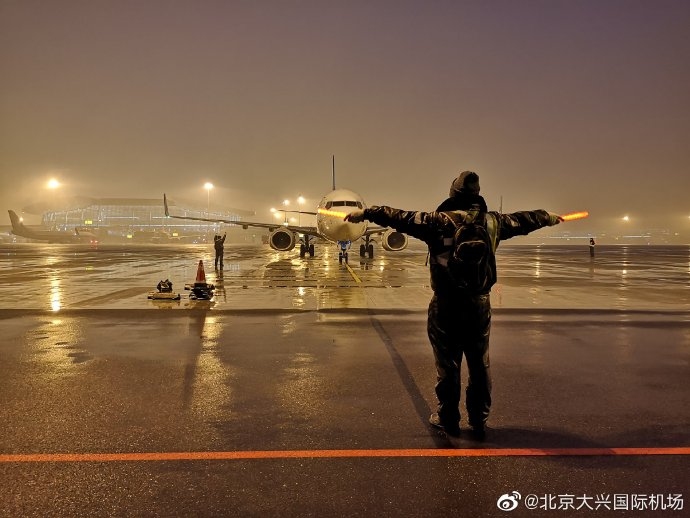 北京大兴国际机场全力保障首场降雪