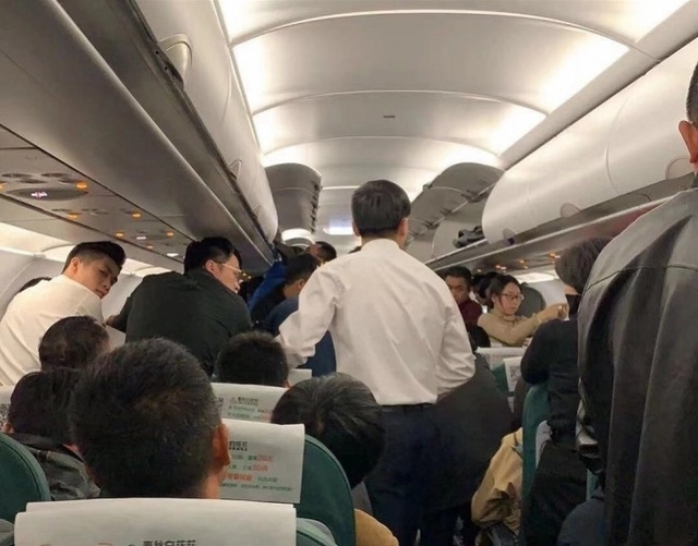 广州医生又在飞机上救人！徒手帮乘客清除呕吐物