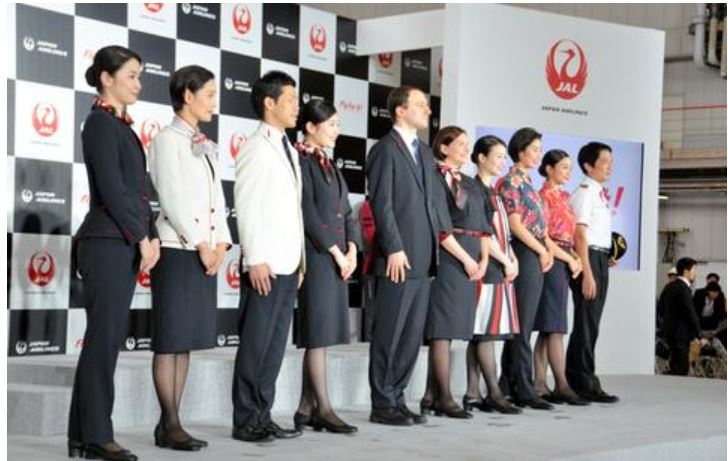日本航空的新制服仍然要求女性穿带跟皮鞋