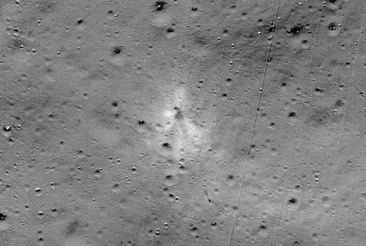 NASA发现印度月球着陆器坠毁地点，碎片清晰可见
