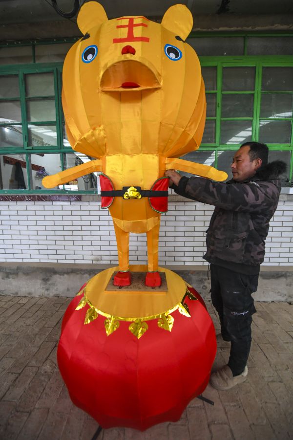 扎灯笼，迎新年