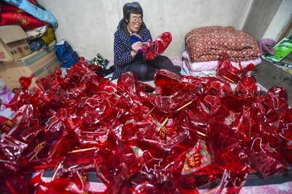 扎灯笼，迎新年