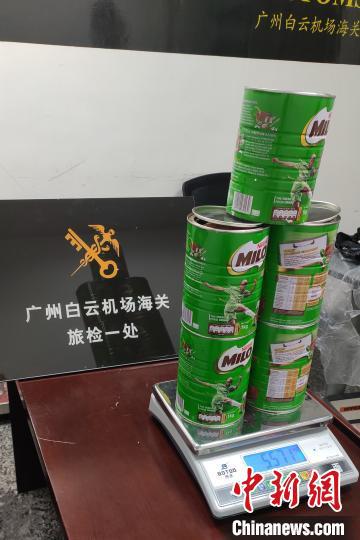 　11月16日，广州海关所属广州白云机场海关查获一名外籍男子利用巧克力粉罐藏匿毒品大麻进境 吕依 摄