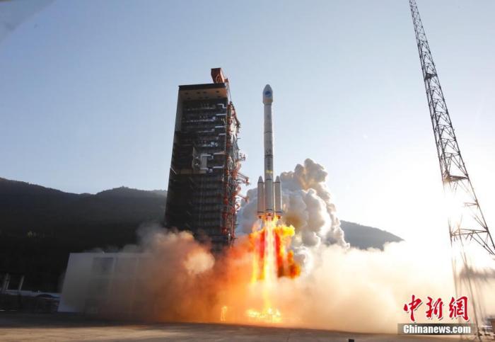 北京时间11月23日8时55分，速尔物流电话 ，中国在西昌卫星发射中心用长征三号乙运载火箭搭配远征一号上面级，以“一箭双星”方式成功发射第50、51颗北斗导航卫星。 高楠 摄