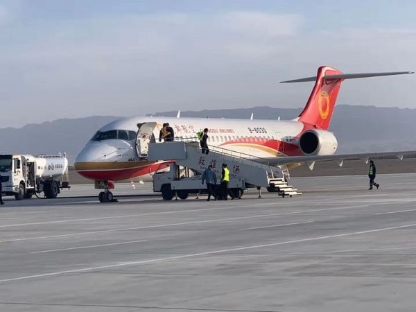 敦煌机场圆满保障成都航空ARJ21-700型飞机训练任务