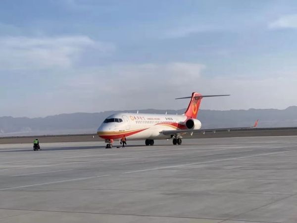 国际快递拼箱价格-敦煌机场圆满保障成都航空ARJ21-700型飞机训练任务