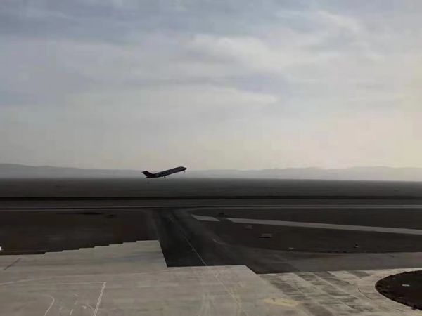 国际快递拼箱价格-敦煌机场圆满保障成都航空ARJ21-700型飞机训练任务