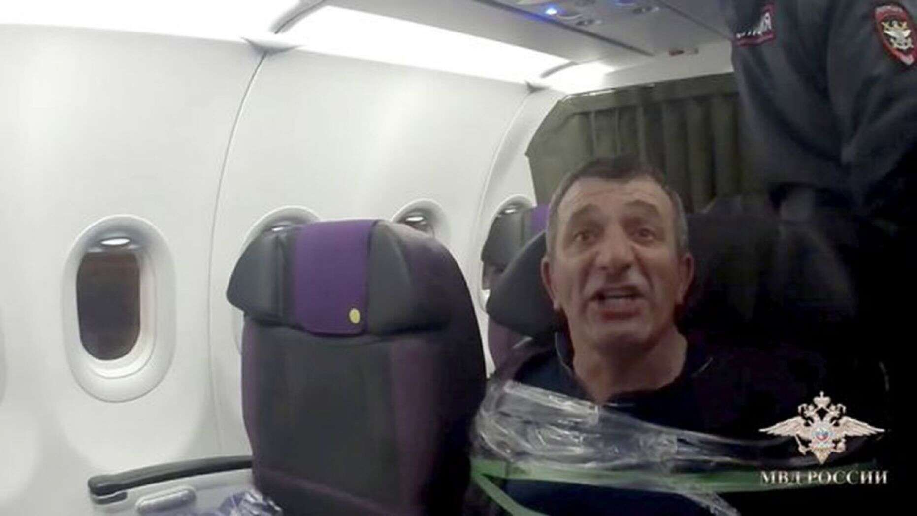俄罗斯国内航班一醉酒男子闯驾驶舱 被乘客用胶带绑住