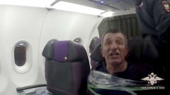 广州出口空运-俄罗斯国内航班一醉酒男子闯驾驶舱 被乘客用胶带绑住