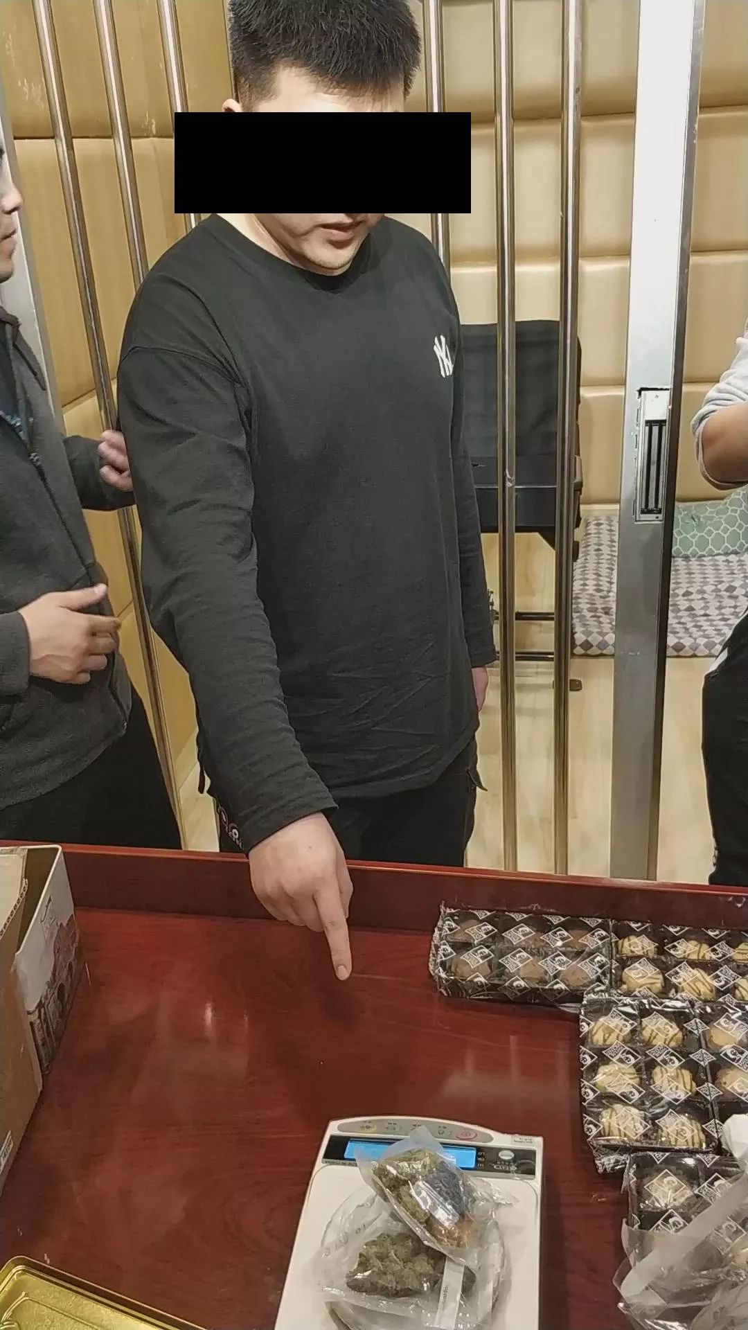 男子取的快递夹层中藏大麻 青岛警方斩断跨国毒源