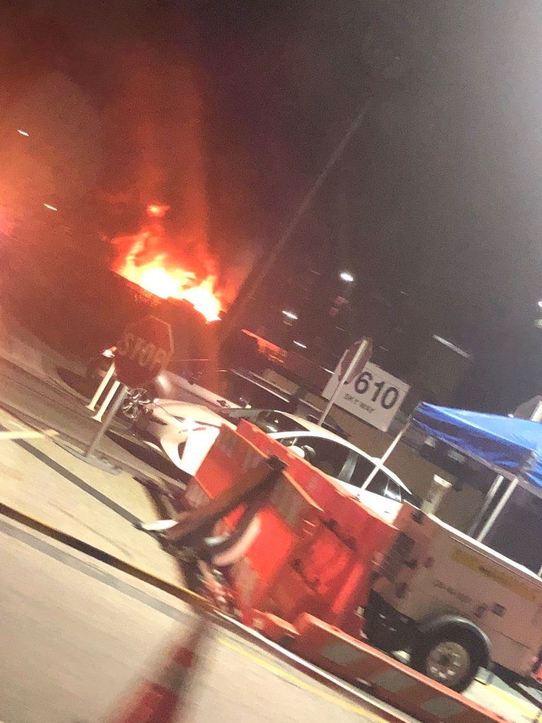 伊拉克的空运-洛杉矶国际机场突发火灾：火光冲天 交通受阻（附图）