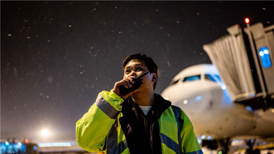 
深圳货运货代公司-机长雪夜担心机务人员挨冻 请求滑行走红网络