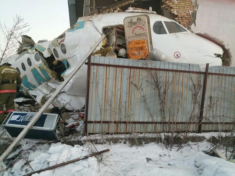 哈萨克斯坦坠机事件已致15人遇难 失事客机机龄23.7年