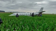 空运价格表-阿根廷一架运输机成功迫降玉米地 9名乘客安然脱险