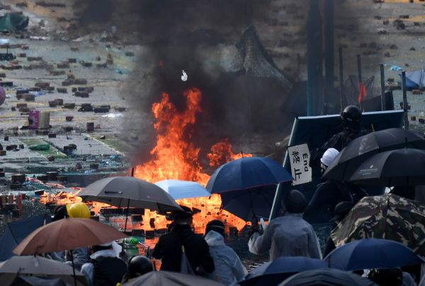 11月,在香港理工大学外,暴徒纵火、打砸并和警方对峙。(新华社)