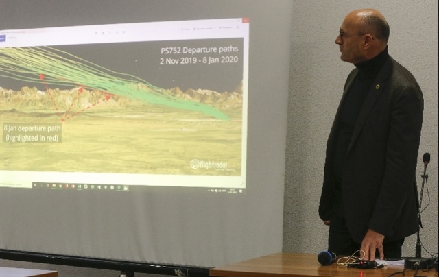 乌航总裁德赫涅在新闻发布会上展示PS752航班飞机的航迹分析情况。