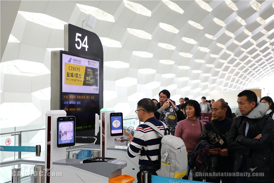 春运首日旅客体验“刷脸”乘机：深圳机场越来越方便了