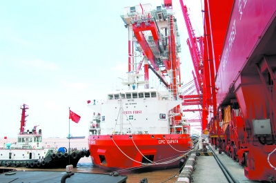 国际快递订舱-太仓引航站安全引领无动力LNG船舶