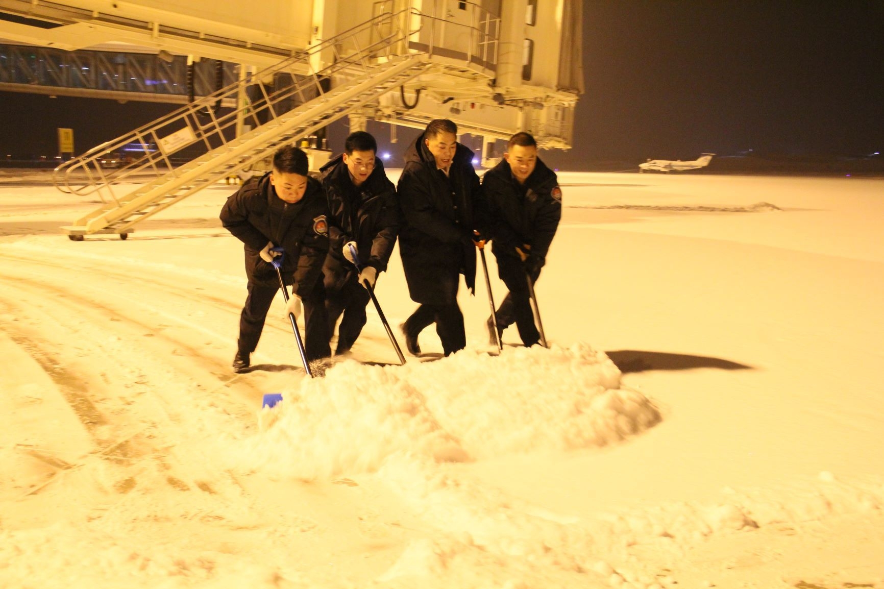 库尔勒机场迎今冬首场降雪，齐心协力确保运行安全
