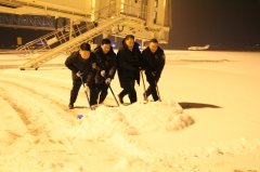 上海空运公司库尔勒机场迎今冬首场降雪，齐心协力确保运行安全