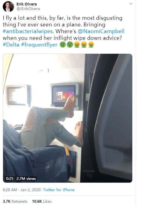 一个有味道的视频：女乘客飞机上用脚趾滑屏幕