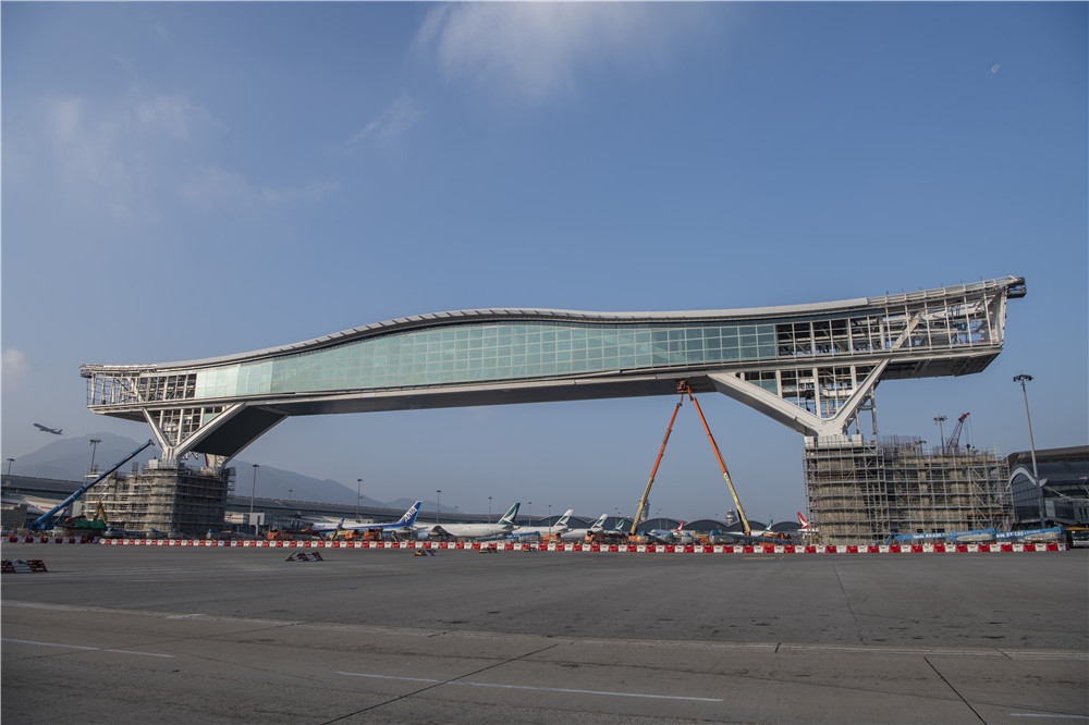 阿联酋的国际快递-全球最长机场禁区行人天桥 香港机场天际走廊年中建成
