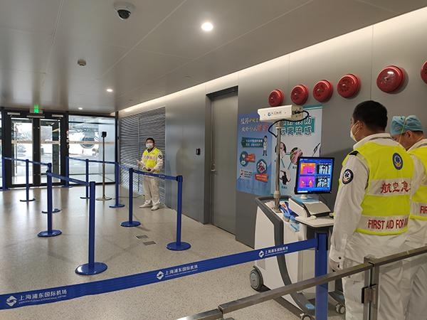 上海对武汉来沪航班上的旅客开展体温检测