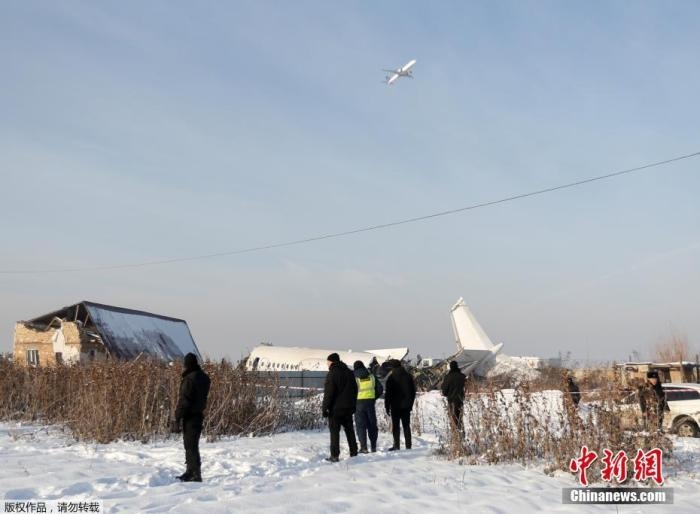 哈萨克斯坦坠机事故致12死 官员称300人已接受询问