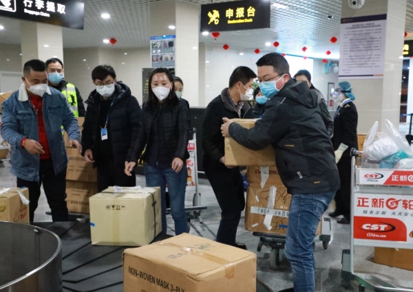 从北京托运到美国-恩施机场完成海外首批募捐物资抵港保障
