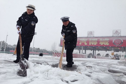 国际货代-淮南市高速公路目前全线封闭 正在进行铲雪除冰工作