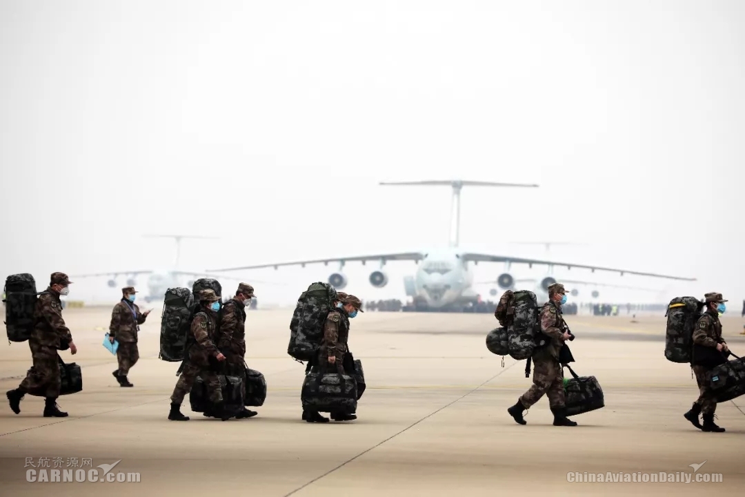 空军8架伊尔-76运输机 运送人员物资飞抵武汉