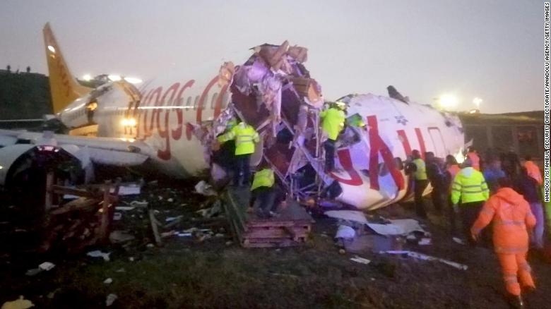土耳其客机滑出跑道摔成三段 3人死亡4名中国人受伤