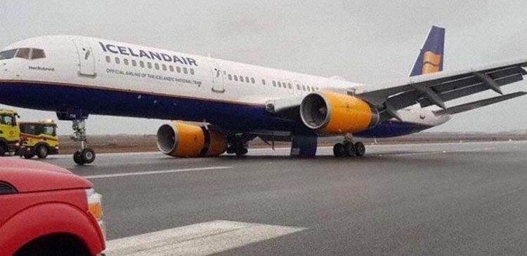 冰岛航空一客机降落时右侧主起落架坍塌