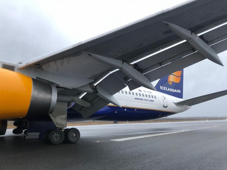 空运价格表-冰岛航空一客机降落时右侧主起落架坍塌