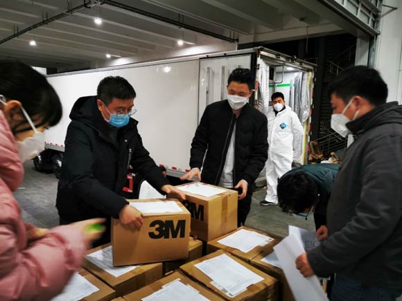 信泰云链团队在上海祝桥中转总仓将陆续到达的医疗物资发往武汉等全国抗疫一线