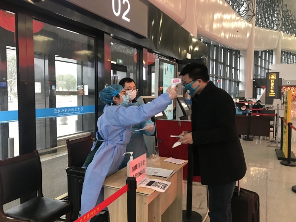 日本空运到中国-九寨黄龙机场：以白衣为铠 与病毒相搏