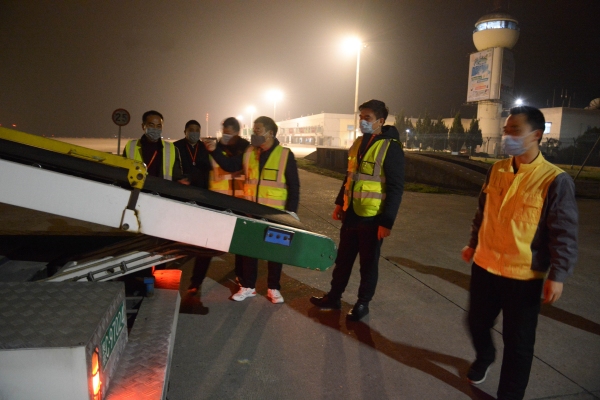 伊朗的国际快递-【使命必达】三峡机场顺利完成首次邮政全货机保障任务