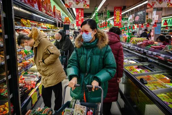  1月28日，北京某超市内，民众带着口罩选购商品