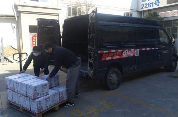 杨师傅和他的同伴正在搬运抗疫物资