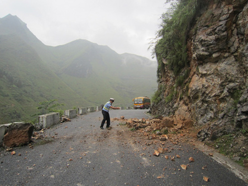 迪拜国际快递大化交警排除公路险情保平安