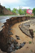 深圳国际快递-兰州洪涝肆虐 公路断裂水淹民房