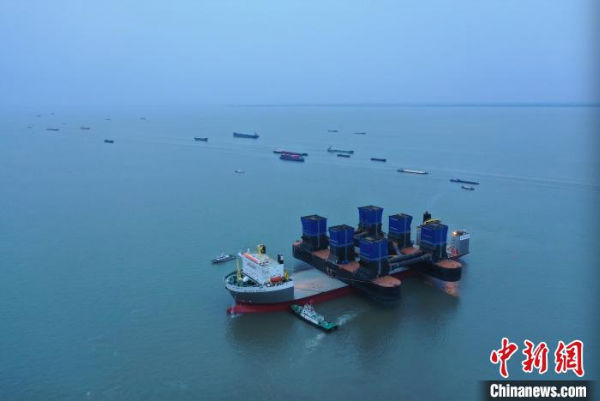 柬埔寨海运-海事引航协作4.1亿元海工模块从江苏出江“发往”新加坡