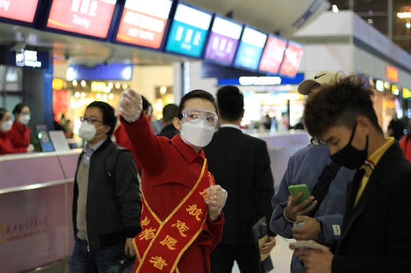 欧洲航运代理-助力复工复产 成都航空红绶带在机场飘起来