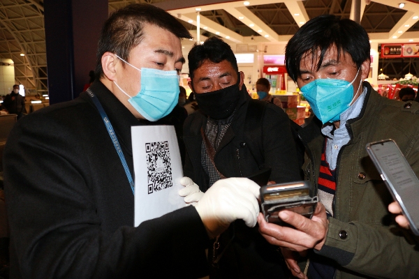 欧洲航运代理-助力复工复产 成都航空红绶带在机场飘起来