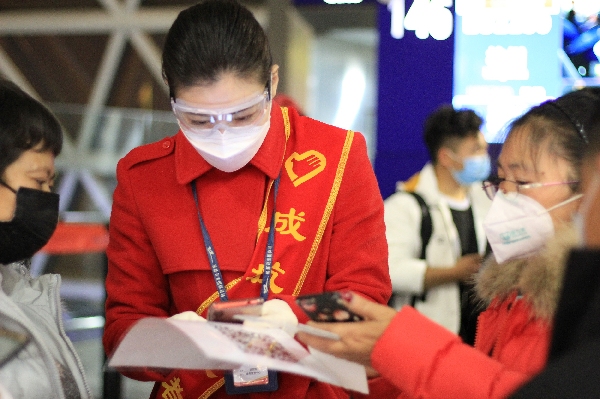 欧洲航运代理-助力复工复产 成都航空红绶带在机场飘起来