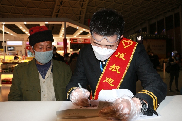 欧洲航运代理-助力复工复产 成都航空红绶带在机场飘起来