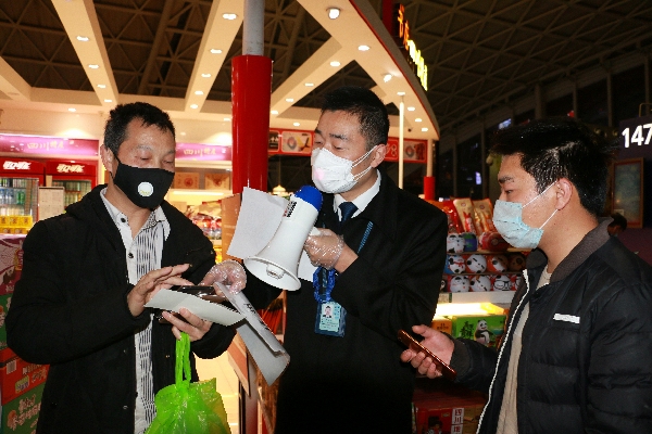 欧洲航运代理-助力复工复产 成都航空红绶带在机场飘起来