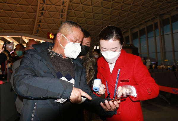 欧洲航运代理-助力复工复产 成都航空红绶带在机场飘起来